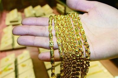 周大生摻假事件曝光引爭(zhēng)議，青島門店未下架產(chǎn)品引消費(fèi)者維權(quán)